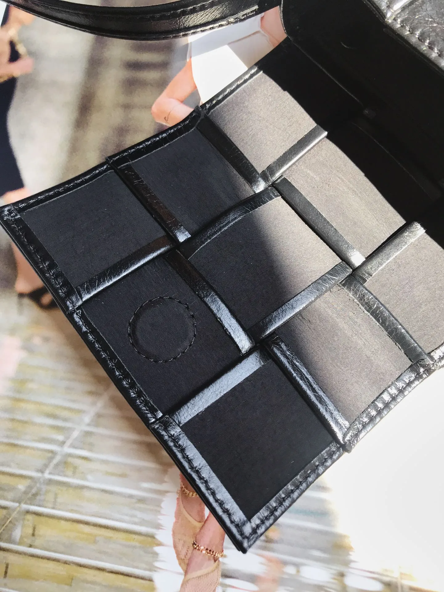 𝗕𝗼𝘁𝘁𝗲𝗴𝗮 𝗩𝗲𝗻𝗲𝘁𝗮———— New product𝗺𝗶𝗻𝗶 𝗰𝗮𝘀𝘀𝗲𝘁𝘁𝗲‼ ️ A super cute one 𝒎𝒊𝒏𝒊 𝒄𝒂𝒔𝒔𝒆𝒕𝒕𝒆, a must-have for delicate girls. It’s the same height as lipstick. Although it can’t fit a mobile phone, it can fit all my cuteness and lipstick ❗️ We only make the highest end in the market, welcome to compare Size: 12*8*4cm.